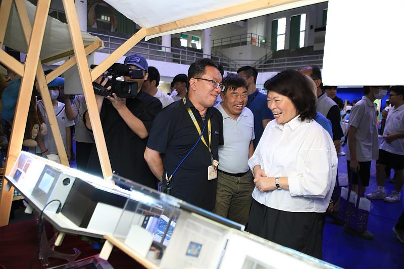 市長黃敏惠參觀各校技職成果展示。