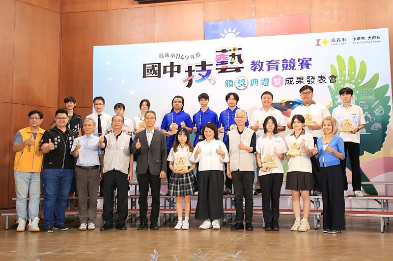 在全國高級中等學校技藝競賽榮獲「金手獎」的佳績學生11人。