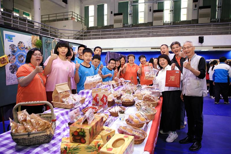市長黃敏惠參觀各校技職成果展示。