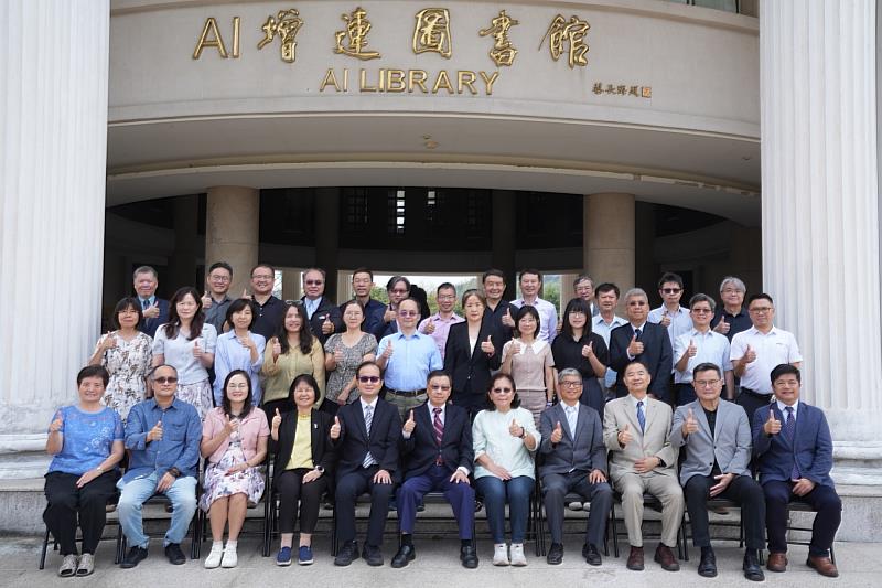 亞大校長蔡進發率領一二級主管,於圖書館前大合影,為畢業生送上誠摯祝福。