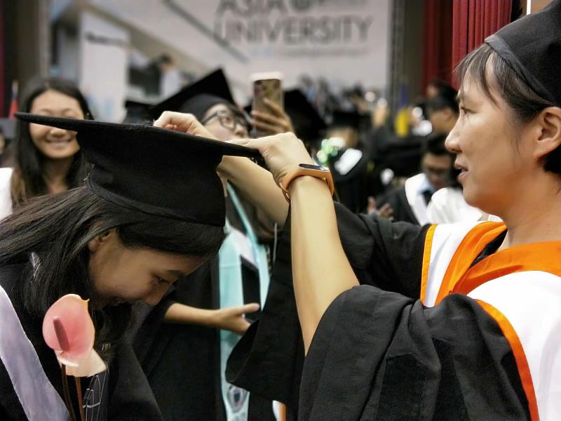 畢典重頭戲「撥穗儀式」，由師長親自為畢業生撥穗，象徵學業圓滿、展翅高飛，圖為往年畢業典禮資料照。