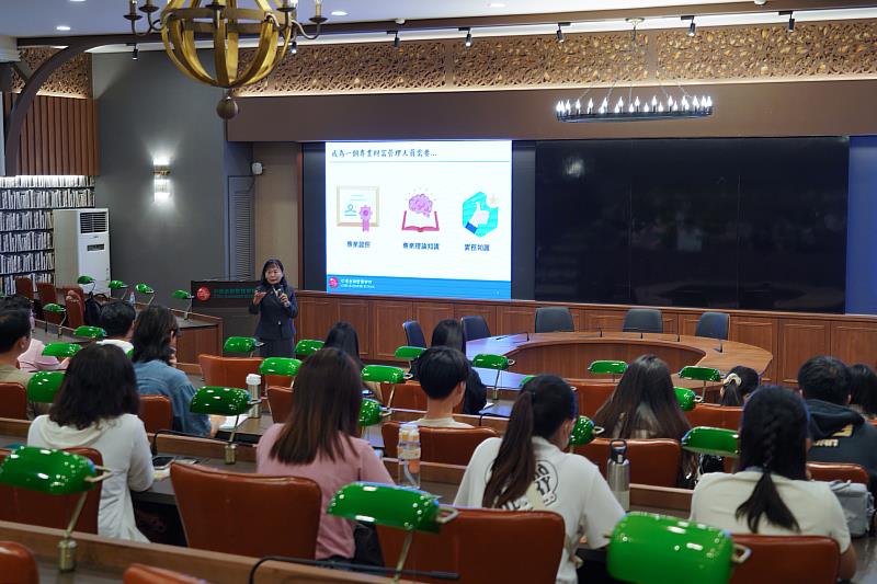 中金院舉辦校園參觀日,金融職訓處處長邱秀婕擔綱主講,帶高中職學生及家長認識學校的育才環境。(圖/中金院提供)