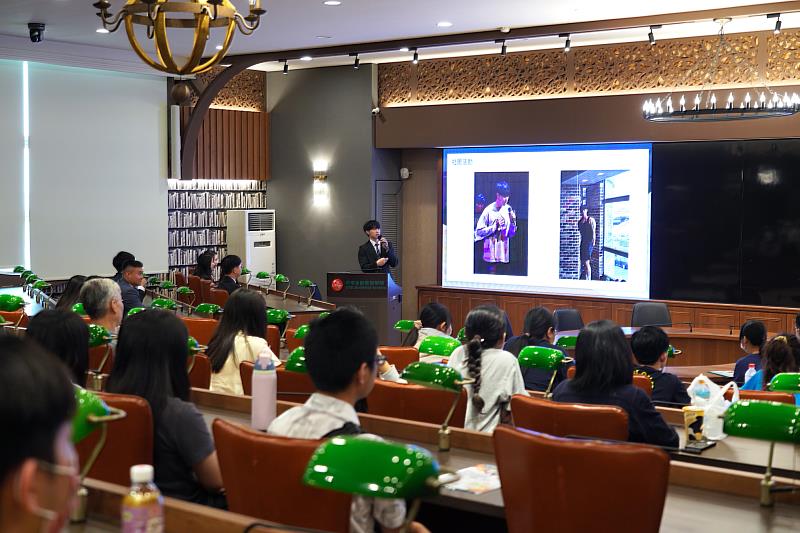 邱秀婕處長特別安排擁有實習經歷的學長姐現身，分享在中金院的學習與收穫。圖為財務金融學系陳雍承分享情形。（圖/中金院提供）