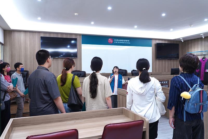 校園導覽由中金院學生擔任導覽員，帶領參觀學校的教學空間和食宿環境。（圖/中金院提供）