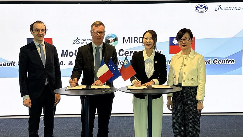 金屬中心與法國達梭系統公司簽署MOU合影。（由左至右為達梭系統總秘書長Gregory Abate、SIMULIA銷售暨市場行銷副總裁Sebastien Gautier、金屬中心劉嘉茹董事長、駐法國台北代表處郝培芝大使）