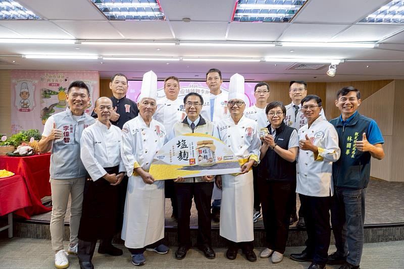 台南市長黃偉哲(前排左4)偕同蘇嘉進(前排左3)、施宗泰(前排右4)等8大總鋪師,齊為「2026臺南總舖師四季辦桌」春季場揭幕;臺鹽公司亦贊助「鮮選我塩麴」及台塩海洋鹼性離子水,共同推廣台南辦桌文化。