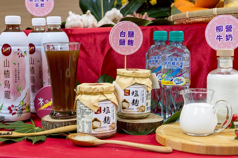 臺鹽「鮮選我塩麴」以米麴、海鹽和水天然發酵釀成，風味自然回甘，能引出食材鮮甜滋味，為辦桌料理帶來不同的調味體驗。