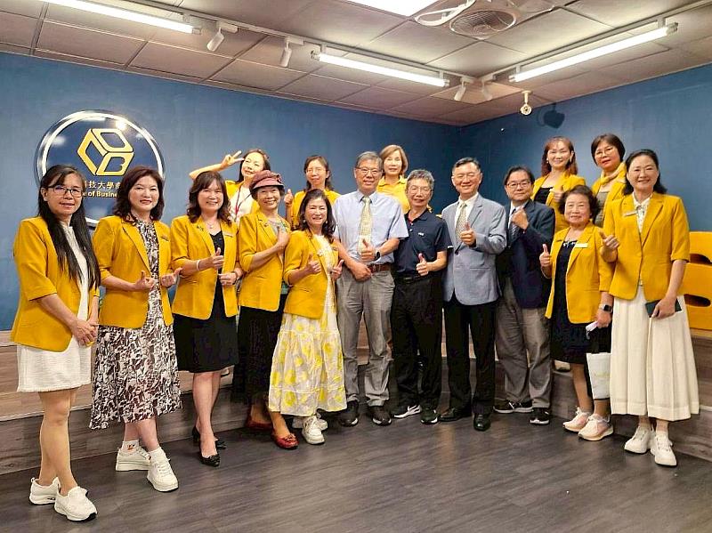 臺南市南臺老闆娘協會高桂琴會長（左5起）及歷屆會長、幹部群與南臺科大王振乾副校長、張儀興主任秘書、商管學院林靖中院長、洪崇文副院長於商管學院歡喜合影，展現南臺科大與在地產業界緊密合作的深厚情誼。