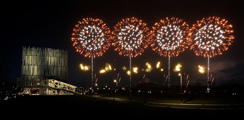 煙火以瀑布型與連發設計營造高潮段落，作為晚間演唱會後的壓軸亮點(煙火模擬圖)。