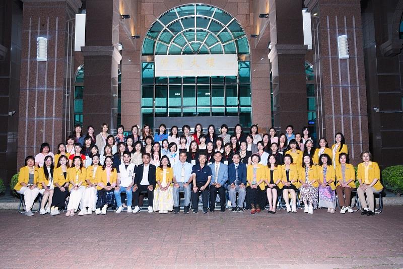 南臺科技大學辦理115年春季班「老闆娘學院」開訓典禮，校內外長官貴賓與本期全體學員於會後開心合影留念，宣告學習旅程正式展開。