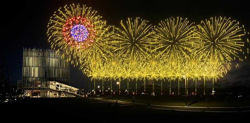 煙火設計以五色柳、牡丹及輪菊等多樣花型交錯綻放（煙火模擬圖）。