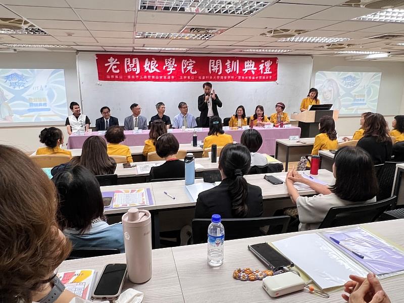 開訓典禮現場氣氛熱烈，臺南市工商策進會陳宗明總幹事親臨現場致詞，期勉學員們透過南臺科大規劃的多元實務課程，持續精進自我，提升企業與個人的跨域競爭力。