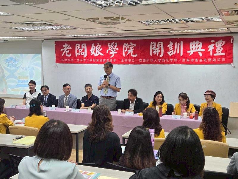 南臺科技大學王振乾副校長於開訓典禮中致詞，期勉全體學員善用學校「實作型AI」的豐富資源，在變動市場中強化競爭力，打造無可取代的個人品牌。