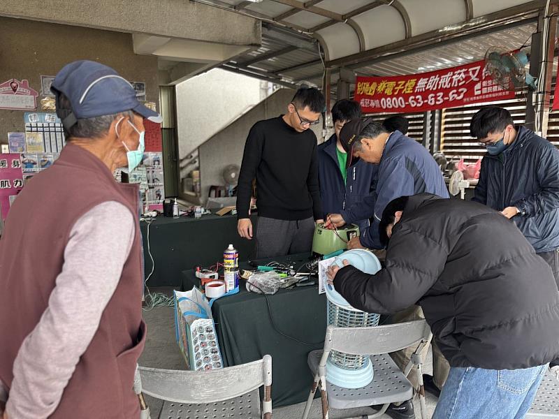 社會服務團進入社區活動中心提供免費家電修繕服務，透過「以修代買」的方式，有助於減少資源浪費，使服務同時兼顧環境與永續意涵。