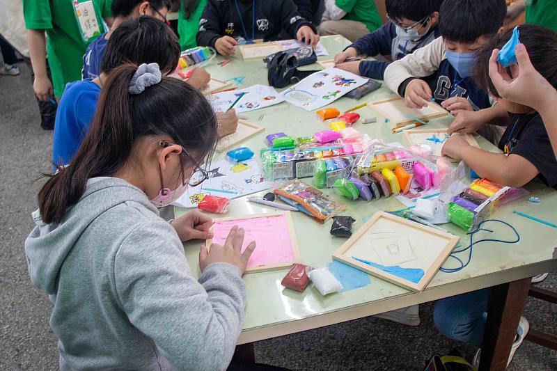 社會服務團在寒暑假期間深入教育優先區國小舉辦「兒童育樂營隊」，在課程中融入用電知識，讓用電安全的理念在家庭扎根。