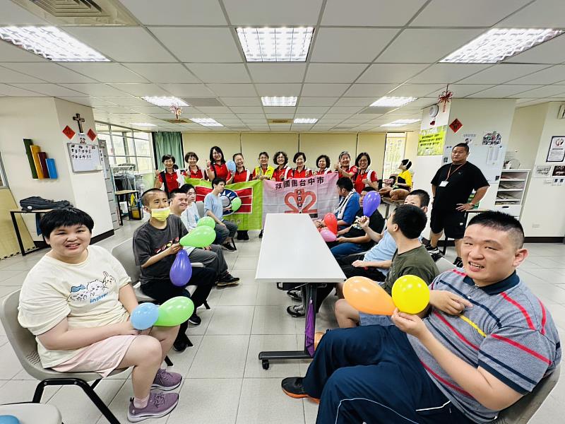 真善美聯誼會義工與伊甸社會福利基金會合照留影。