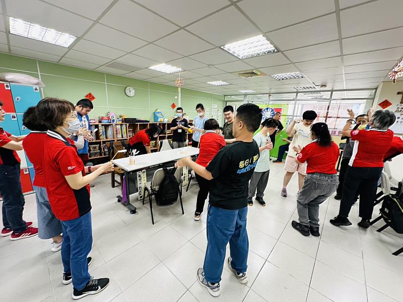 與伊甸社會福利基金會互動遊戲－猜拳。