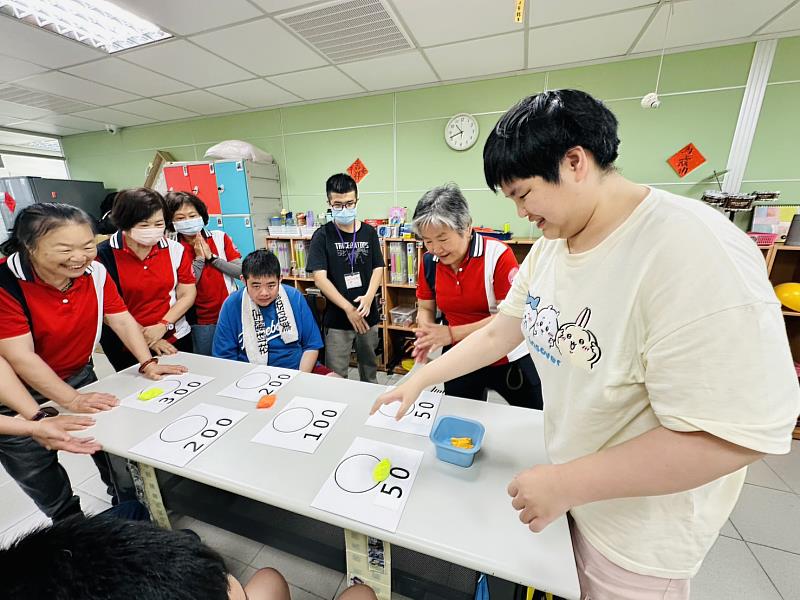 與伊甸社會福利基金會互動遊戲－丟沙包。