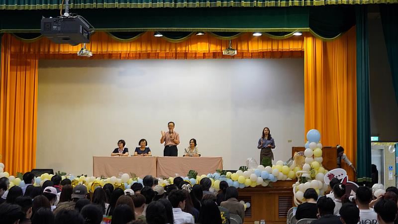 活動特別安排綜合座談與新生面對面交流，回應學習與生活相關問題。