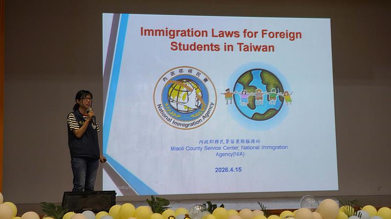 活動下半場邀請移民署苗栗服務站專員說明居留相關法令。