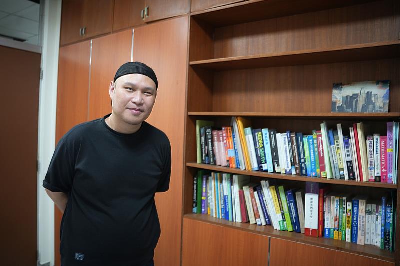 中央大學電機系龔存雄副教授擁有豐富的跨領域背景，專長在電化學感測與分析。陳如枝攝