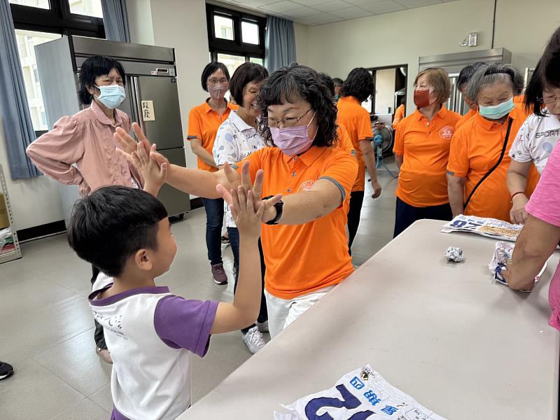 長輩與小朋友互動。