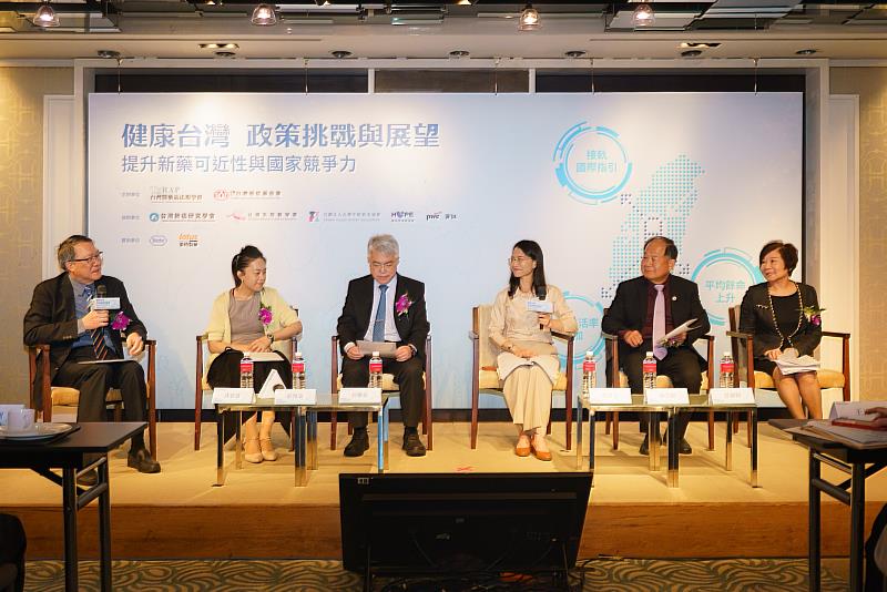 成功大學醫學院特聘教授沈延盛（左起）、成功大學藥學系教授歐凰姿、台灣肺癌研究學會理事何肇基、衛福部中央健康保險署醫審及藥材組組長黃育文、台灣乳房醫學會理事長陳芳銘、台灣癌症基金會副執行長蔡麗娟進行專家座談。