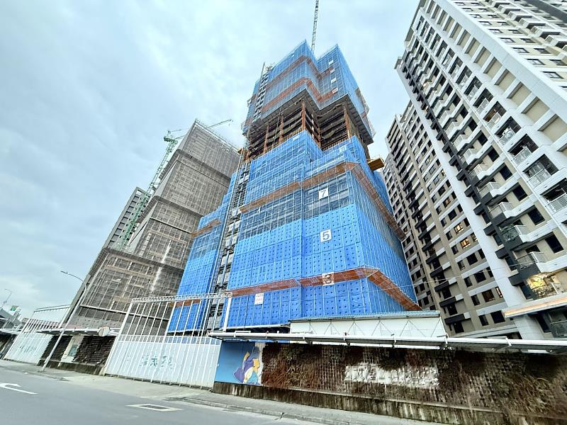 雖然預售市場面臨房市反轉，但是雙北地區因為有較多的自住買盤支撐，預售減幅相對其他都會區來得和緩。