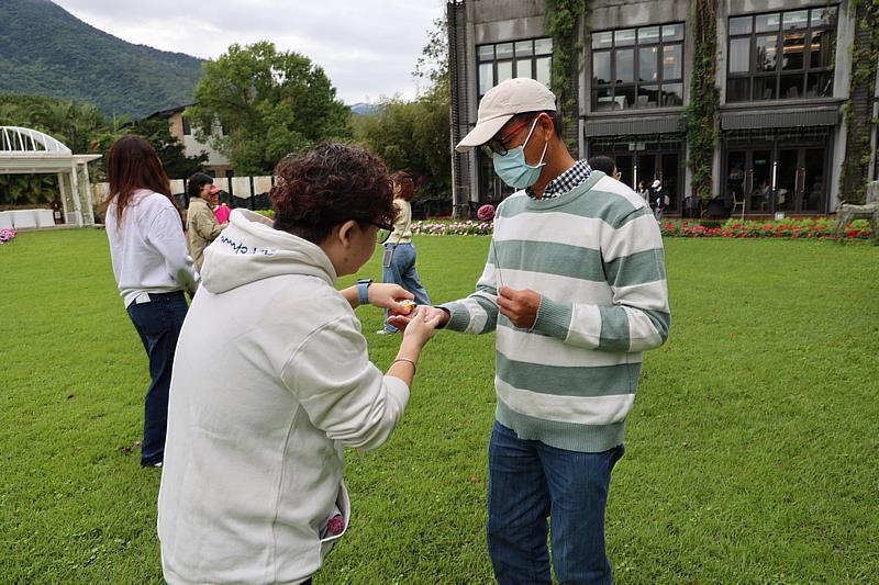 東區全人轉型推動的社會處方箋核心在於讓醫療回歸人本，結合社區的力量，陪伴病患找回連結感與生活控制權，活出健康人生。示意圖為花蓮慈濟醫院舉辦的器官移植家屬聯誼會，以親近自然的活動方式撫慰捐贈者家屬的身心。攝影/游繡華