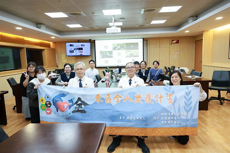 花蓮慈濟醫院東區全人轉型研究發展組致力於將健保首度納入的「社會處方箋」落地於東部實施。前排右2為召集人花蓮慈院資深顧問許文林醫師，左2為資深顧問王英偉醫師。