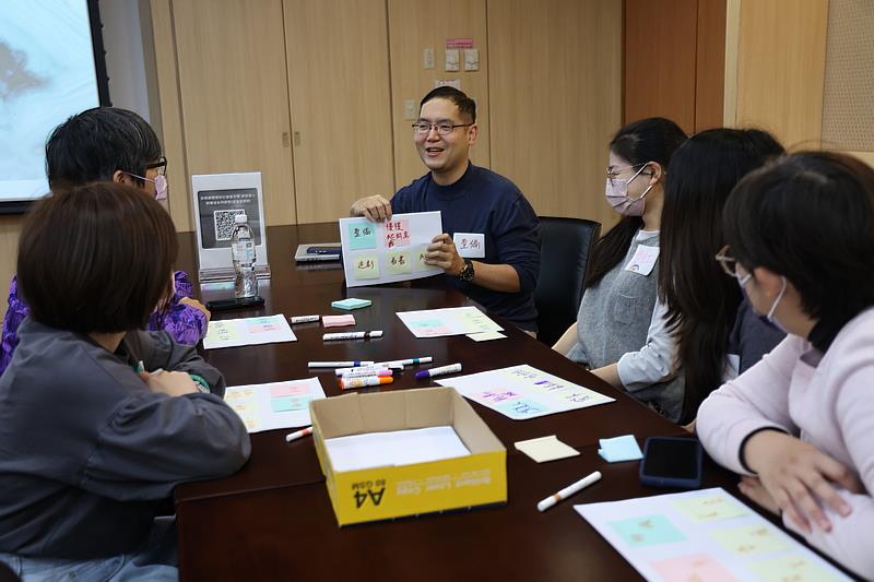 醫師擔任發掘者，不但開立醫療處方也開立社會處方，花蓮慈院定期舉辦社會處方箋工作坊以培訓專業人才。圖中分享者為花蓮慈院老年醫學科主任高聖倫醫師。攝影/江家瑜