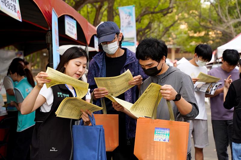 中彰投分署青年職涯發展中心工作人員為參加東海大學校園徵才活動的青年解決疑難。