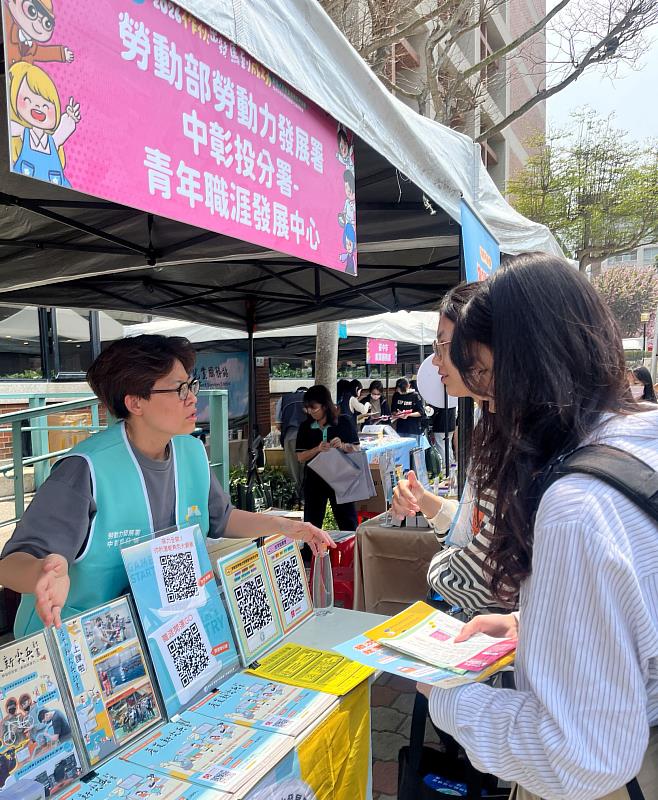 中彰投分署青年職涯發展中心進駐弘光科大校園徵才活動為青年服務。