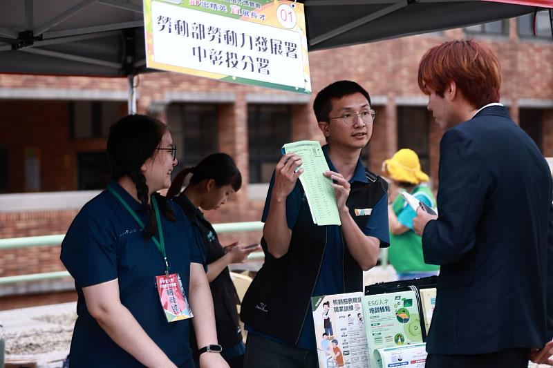 中彰投分署就業服務人員向參加靜宜大學校園徵才活動的青年說明各項可運用的政府資源。