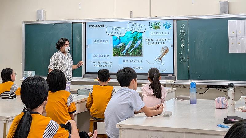 教科系同學為大龍國小孩子們補充說明軟絲小知識。