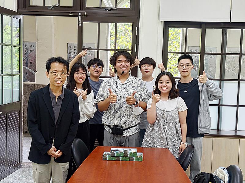 大龍國小劉國兆校長(左)肯定文大教科系永續教育行動隊同學的專業與熱情。