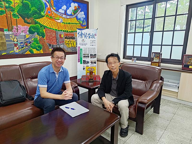 陳盈宏老師(左)與劉國兆校長(右)交流意見,深化文化大學與大龍國小未來永續共好合作方向。