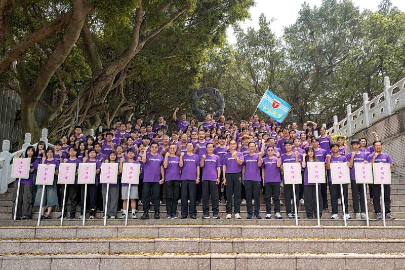 115年全國大專校院運動會授旗典禮於4月15日中午舉行，典禮後大家開心合影。（圖／淡江大學提供）