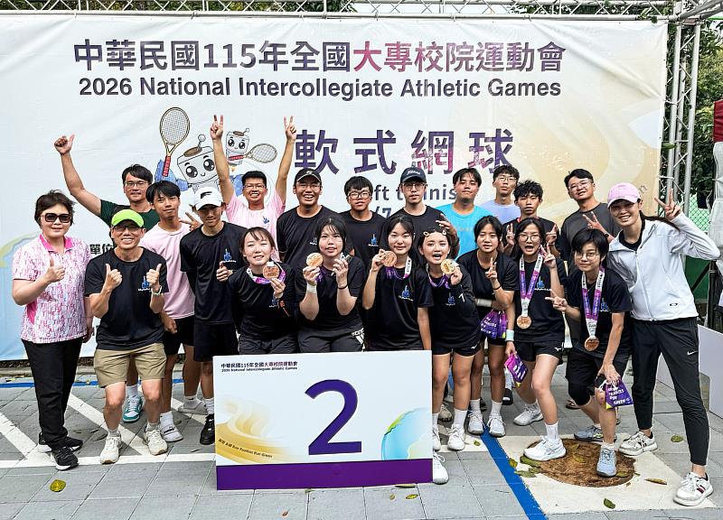 115年全大運開打，軟網隊率先摘下3面銀牌，教練與選手們開心合影。（圖／淡江大學提供）