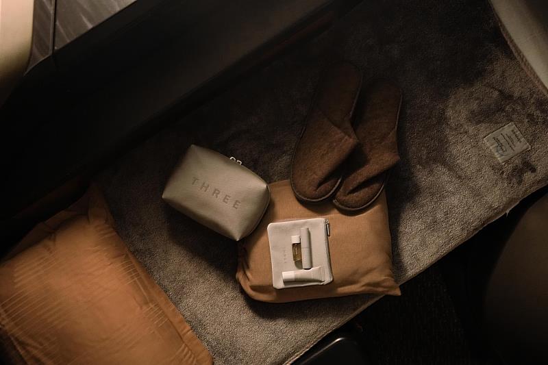 星宇航空商務艙攜手日系品牌THREE打造的過夜包榮獲「最佳商務艙過夜包Highly Commended」。