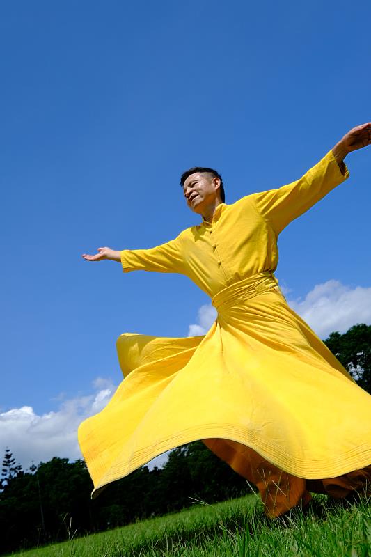 風潮音樂創辦人楊錦聰將於論壇中分享，如何在高度變動的創意產業中，藉由蘇菲旋轉（Sufi Whirling）的古老智慧，重新找回決策時的定力。（圖／風潮音樂．身體工房提供）