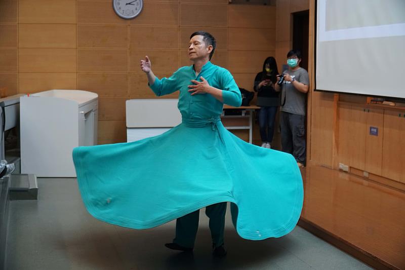 5月16日下午由楊錦聰親自帶領「蘇菲旋轉靜心工作坊」。這項源自13 世紀的動態靜心練習，提供現代人一種不同於靜坐的內在訓練方式，參與者將在旋轉中練習維持身體軸心。（圖／風潮音樂．身體工房提供）