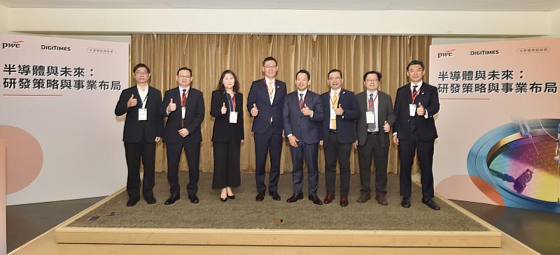 資誠聯合會計師事務所所長暨執行長徐聖忠（左4）、PwC Consulting LLC（日本）合夥人內村公彥（右4）、資誠創新諮詢公司董事長盧志浩（右3）、資誠普華國際財務顧問公司執行董事周容羽（左3）、資誠創新諮詢公司執行董事陳世祥（左2）、資誠創新諮詢公司董事林杰綸（右2）、資誠創新諮詢公司董事劉冠志（右1）等人於「半導體與未來：研發策略與事業布局」論壇合影。