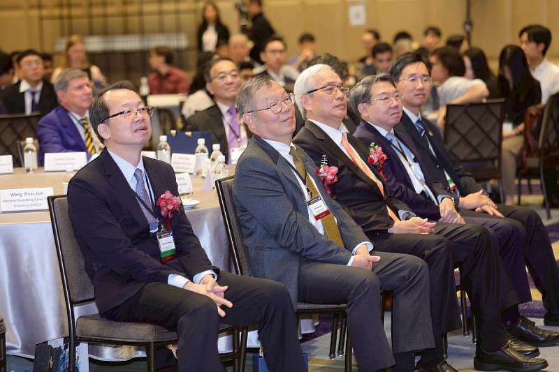 The Summit also highlighted the NYCU’s close collaboration with TVGH. Pictured: Chen Wei-Ming, Superintendent of TVGH (third from left), and NYCU President Chi-Hung Lin (second from left).