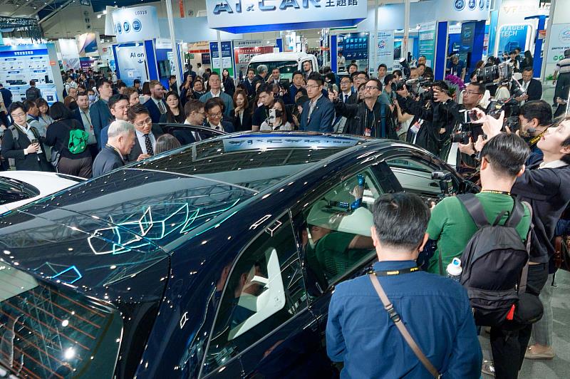 本屆「360° MOBILITY Mega Shows」聚焦AI智慧車與氫能應用，開展首日AI CAR主題館、氫能運用主題館及國際展區即成為現場焦點，吸引國內外買主與專業人士駐足交流，展現臺灣在智慧車電整合、新能源應用與供應鏈協作上的產業實力。（貿協提供）