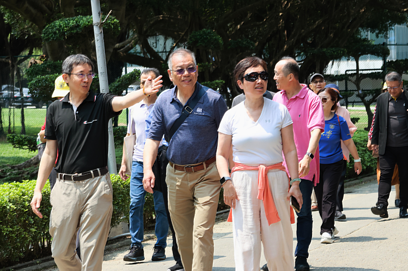 Overseas alumni returned to Taiwan for the anniversary celebrations and joined a guided tour of the Bo-Ai Campus, revisiting familiar grounds and witnessing its transformation over time.