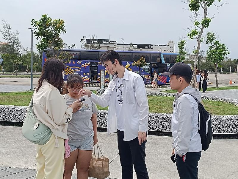 資管系吳國龍老師即時指導攝影技巧與器材操作。