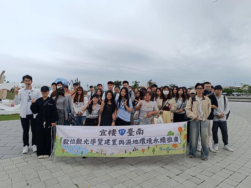 師生於北門場域合影。