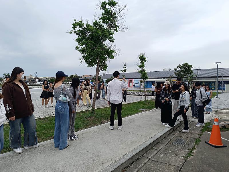 資管系吳國龍老師帶領學生進行場域觀察與學習。