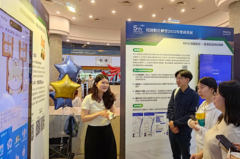 At the Digital Campus Achievements Exhibition, a presenter introduces NYCU’s smart campus innovations, including the Campus Assistant, NYCU AR app, and intelligent navigation services.
